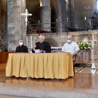 nella foto da sin il segretario del Sinodo, don Ezio Raimondi, il Cancelliere mons Gabriele Bernardell, mons. Maurizio Malvestiti vescovo, il predidente del l'Assemblea Giuseppe Migliorini e la componente laica Stefania Rozza