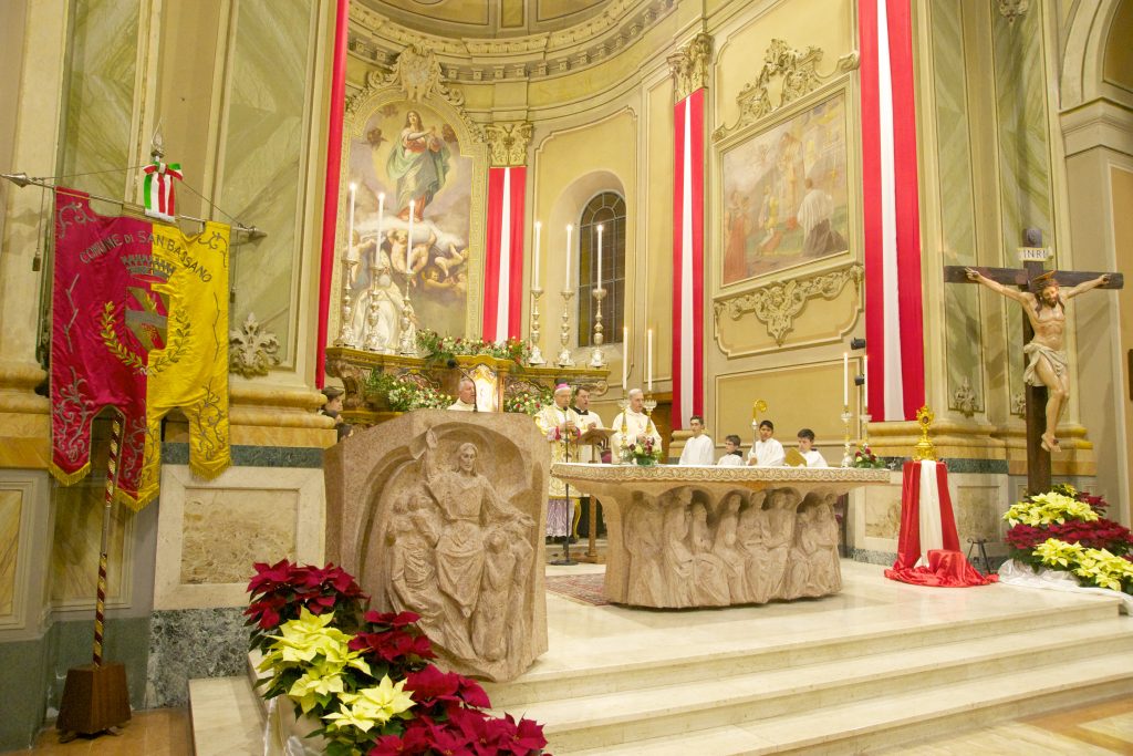 Una veduta dell'abside della parrocchiale di San Bassano cremonese, durante la S. Messa del Vescovo Maurizio in onore di San Bassiano