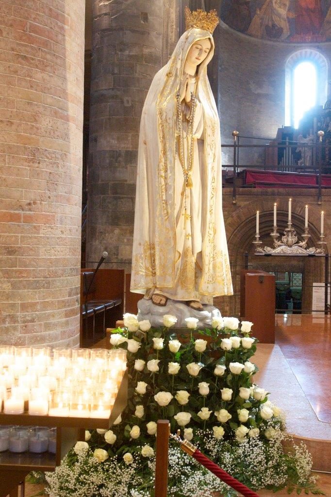 La Statua della Madonna di Fatima portata dalla Chiesa del Carmine nella Cattedrale di Lodi per il 13 maggio, Memoria liturgica della Beata Vergine Maria di Fatima