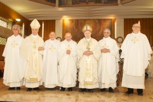 Mons. Maurizio e Mons. Magnani con i sacerdoti che festeggiano i 50 anni di ordinazione