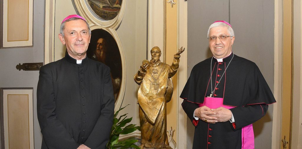 nella foto don Egidio Miragoli oggi sua eccellenza con il vescovo di Lodi mons Maurizio Malvestiti L'annuncio don Egidio Miragoli è stato nominato vescovo dal 29 settembre della diocesi di Mondovì, l'annuncio alle 12 nella galleria dell'episcopio con tanti sacerdoti e seminaristi. don miragoli attualmente è parroco di santa Francesca cabrini a Lodi , docente di teologia nel seminario vescovile nella foto don Egidio Miragoli oggi sua eccellenza con il vescovo di Lodi mons Maurizio Malvestiti