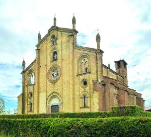 Lodi Vecchio: Best, la basilica di san Bassiano o dei XXII apostoli, la chiesa madre del lodigiano, sviluppa  la sua estensione nella campagna, a fianco della cascina San Bassiano scorci primaverili