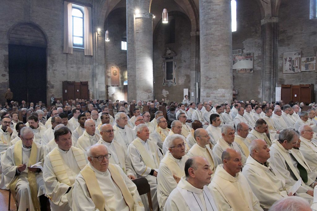 Lodi - Cattedrale La Santa Messa Crismale con la partecipazione del clero diocesano e del vescovo emerito Merisi, presieduta da mons. Maurizio Malvestiti, vescovo di lodi.
Nella foto i presbiteri ascoltano l'omelia di mons Malvestiti