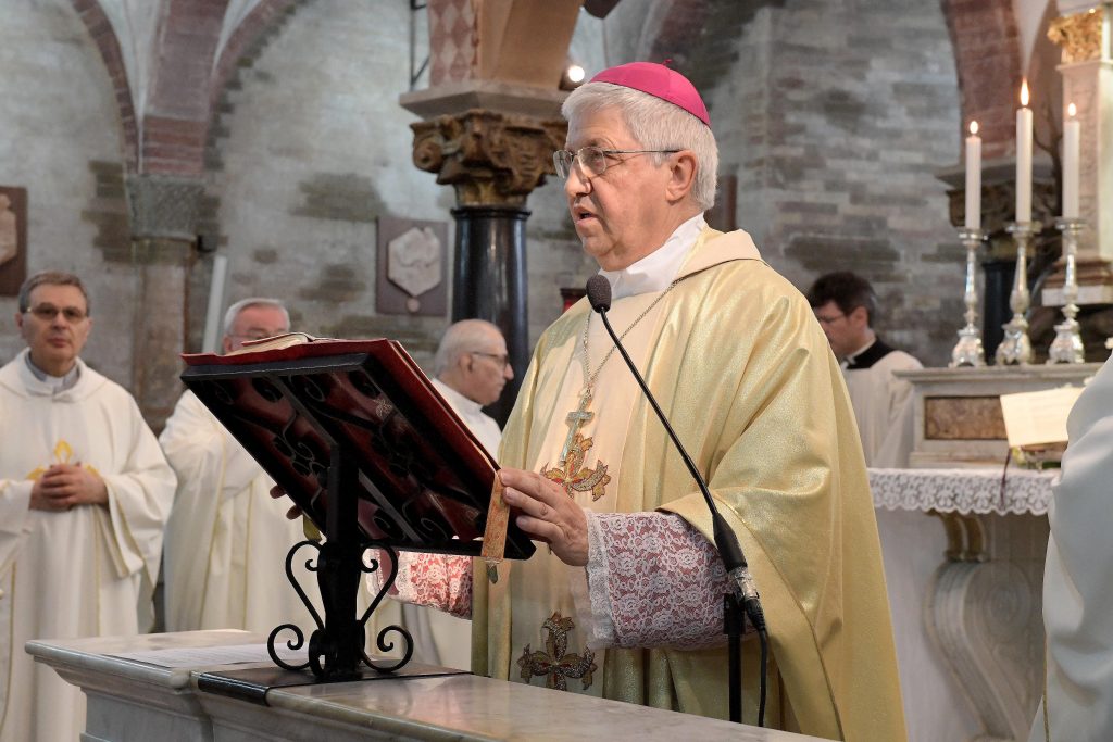 nella foto un momento della concelebrazione lodi in cripta il pontificale della festa di Sant Alberto il copatrono di Lodi, il vescovo Maurizio Malvestiti e tanti sacerdoti del clero lodigiano con tanti fedeli giunti da rivolta d'Adda, dove sant'Alberto era parroco prima di diventare presbitero di Lodi. nella foto un momento della concelebrazione