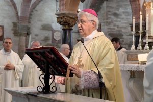 lodi in cripta il pontificale della festa di Sant  Alberto il copatrono di Lodi, il vescovo Maurizio Malvestiti e tanti sacerdoti  del clero lodigiano con tanti fedeli giunti da rivolta d'Adda, dove sant'Alberto era parroco prima di diventare presbitero di Lodi. nella foto un momento della concelebrazione