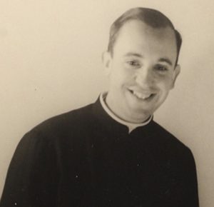 Jorge Mario Bergoglio Imagen de 1966 del seminarista argentino Jorge Mario Bergoglio en la escuela El Salvador, donde enseñaba literatura y psicología en Buenos Aires, Argentina. Bergoglio fue elegido papa el 13 de marzo de 2013; eligió el nombre de Francisco. (Foto AP/Escuela El Salvador)