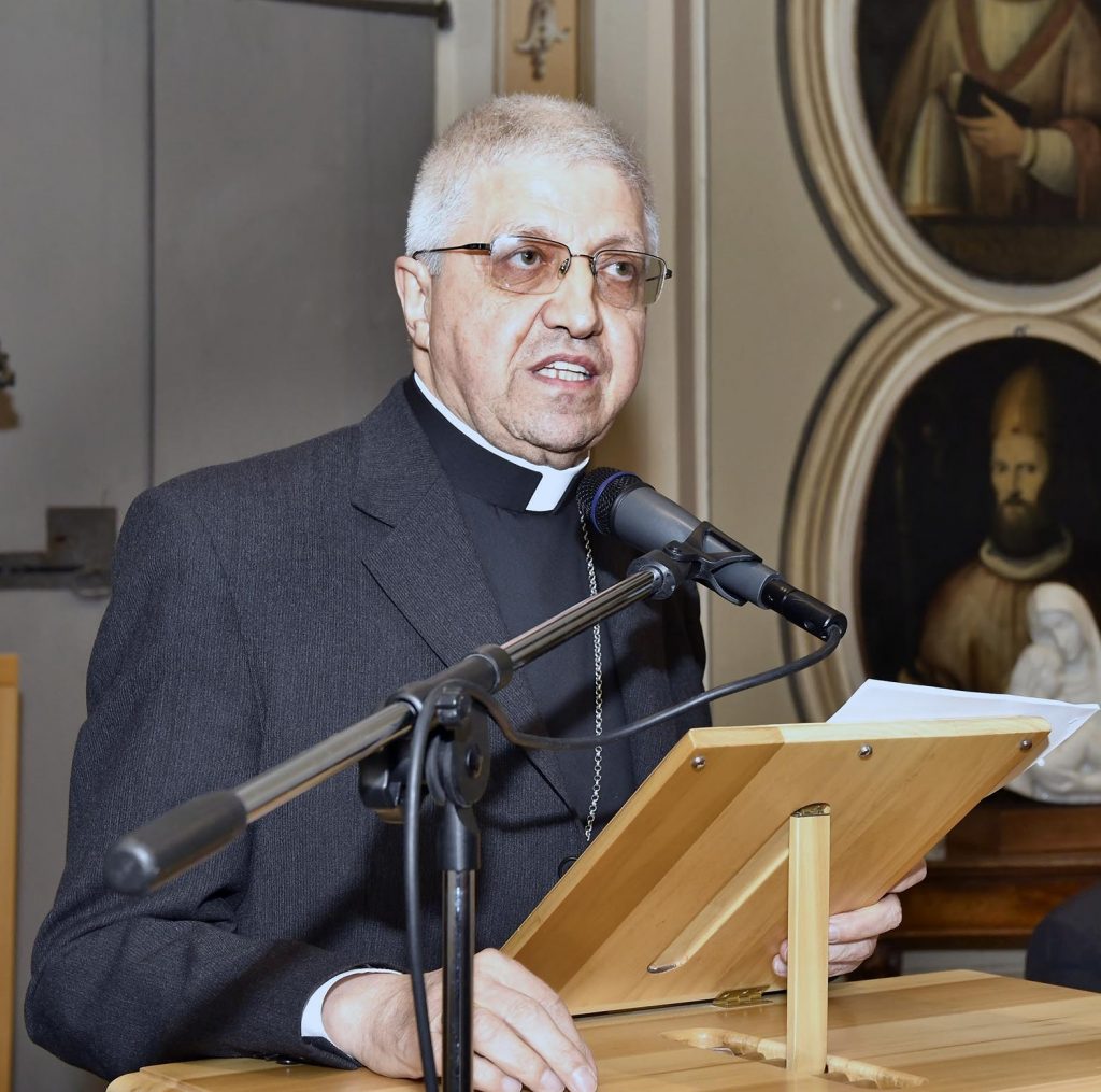nella foto la relazione di mons Malvestiti conil vicario don Bassiano Uggè Lodi a palazzo vescovile, nellsalone dell'Episcopio, l'incontro annuale di sua Eccelenza Maurizio Malvestiti con i politici, gli amministratori, le autorità e associazioni, il core del sistema lodigiano con il presule. nella foto la relazione di mons Malvestiti conil vicario don Bassiano Uggè