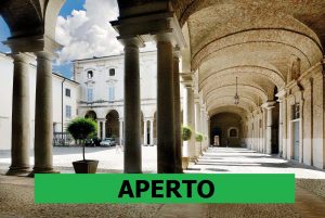 Lodi Palazzo vescovile sec. XVII il monumentale cortile con colonnato a colonne binate che formano dei dolci archi, dove filtra una luce calda che illumina il porticato sottostante. Lodi Palazzo vescovile sec. XVII il monumentale cortile con colonnato a colonne binate che formano dei dolci archi, dove filtra una luce calda che illumina il porticato sottostante.