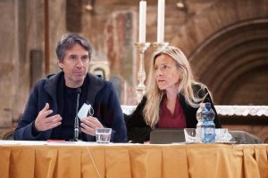 Lodi  in cattedrale il primo convegno in preparazione al XIV Sinodo diocesano rivolto ai fedeli  della diocesi con la partecipazione del Vescovo di Lodi  mons Maurizio Malvestiti  e con la partecipazione dei relatori Chiara Giaccardi e  Mauro Magatti, e la partecipazione dei parroci e dei Consigli Presbiterali  e della Commissione sinodale le religiose e i laici di ogni parrocchia. nella fotoil relatore Mauro Magatti e   la relatrice  prof. Chiara Giaccardi