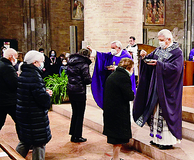 Lodi in Cattedrale il vescovo di Lodi, mons Maurizio Malvestiti, ha concelebrato con la parrocchia, i canonici,  e il seminario, il rito delle cenero - sei polvere e polvere diventerai-, l'atto di umiltà che introduce i cristiani osservanti al periodo quaresimale  nella foto alcuni momenti del rito in duomo delle ceneri