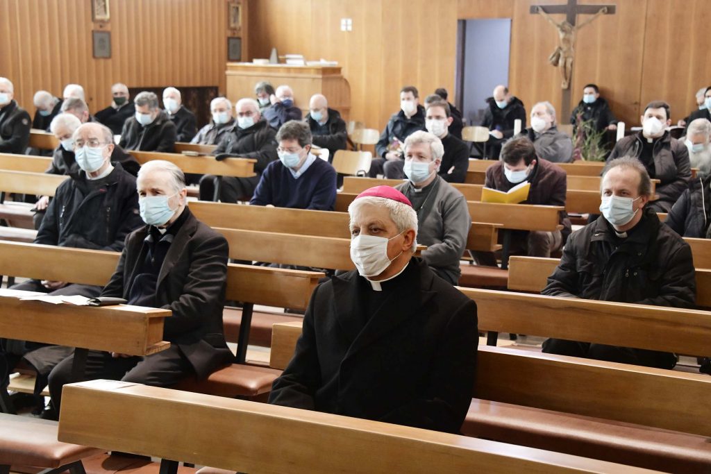 nella foto il clero lodigiano guidato da mons Malvestiti, ascolta mons Martinelli durante la sua relazione teologica Lodi Nella Chiesa del Seminario vescovile il vescovo ausiliare di Milano Paolo Martinelli, nato a Milano (1958), frate minore cappuccino, dottorato in teologia alla Gregoriana, Vicario Episcopale per la Vita Consacrata Maschile, gli Istituti Secolari e le nuove forme di Vita Consacrata., ha parlato al numeroso clero lodigiano guidato dal vescovo mons Maurizio Malvestiti nella foto il clero lodigiano guidato da mons Malvestiti, ascolta mons Martinelli durante la sua relazione teologica