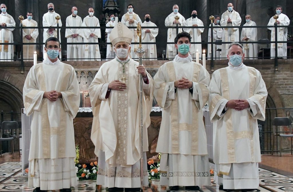 nella foto I novelli diaconi con mons Malvestiti da sin Corini,malvestiti,Fraschini e Andena Lodi in Cattedrale, il vescovo Maurizio Malvestiti , La santa messa con l'invocazione dello Spirito Santo , ha imposto nelle mani dei seminaristi Nicola Fraschini, Luca Corini e Massimo Andena il rito del Diaconato, ultimo passo verso la consacrazione a presbiteri della Diocesi di Lodi . nella foto I novelli diaconi con mons Malvestiti da sin Corini,malvestiti,Fraschini e Andena
