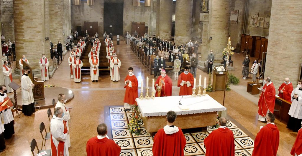 Lodi la veglia in cattedrale nella Solennità di  Pentecoste, la santa Messa vigilare presieduta da S.E. Moms Maurizio Malvestiti vescovo di Lodi con la presenza dei membri del XIV Sinodo della Chiesa di Lodi  nella foto un momento della  concelebrazione, mons Malvestiti ai riti iniziali della veglia con il canto di ingresso a sinistra i presbiteri delegati e a desta i delegati laici Sinodali