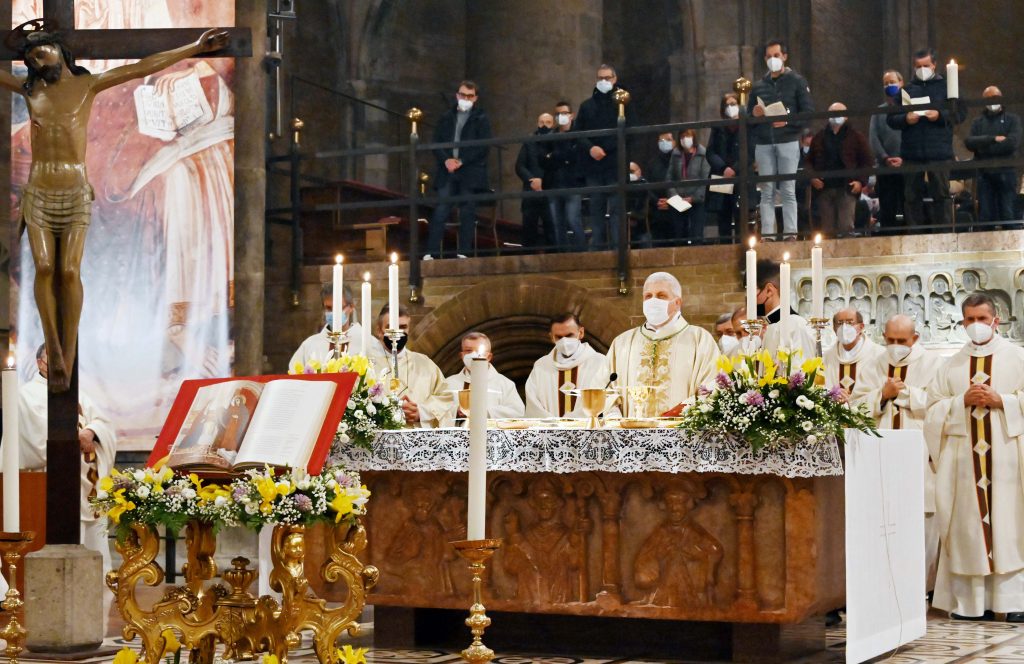 Lodi in Cattedrale,  La sessione  Finale del sinodo   discernimento- riflessione e Proposta, mon Malvestiti, con i sinodali, il Cammino della Chiesa di Lodi con il XIV Sinodo-2021-22 - Terra Persone, Cose: Vangelo per tutti,  sacerdoti ed anche  delegati delle associazioni laicali e delle congregazoioni religiose, che hanno Gremito la Cattedrale.in un enorme aula di scussione nella foto  della Concelebrazione finale in duomo presieduta da vescovo Maurizio con i sinodali, il clero e le autorità