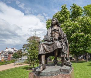 Statua di Blaise Pascal a Clermont-Ferrand