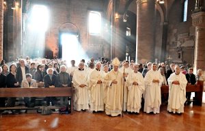 Lodi in cattedrale, Il Giubileo dei Nonni, baciati da una provvidenziale luce che ha avvolto la funzione religiosa, officiata da mons Maurizio Nalvestiti e da ti sacerdoti delle parrocchie, in un gremitissimo duomo, dove la forza dei nonni ha espresso la loro incrollabile fede. nella foto mons Malvestiti con i tanti sacerdoti officianti, baciati da una luce avvolgente di speranza e fede.