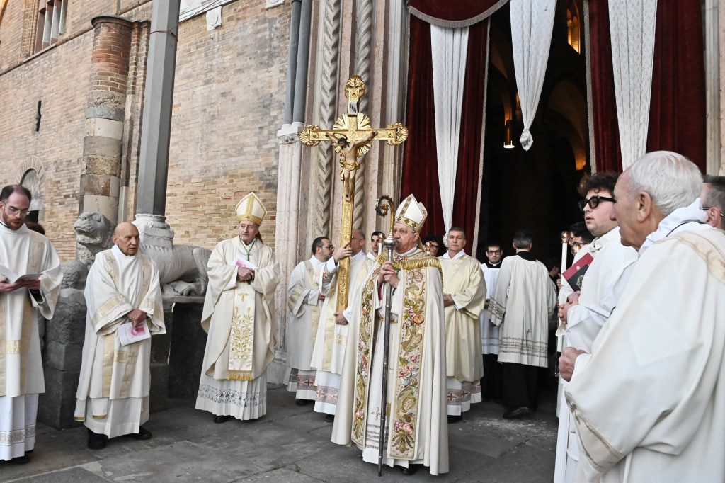 Lodi  Apertura Giubileo  2025 -Pellegrini di Speranza- Mons Maurizio Malvestiti, con il clero diocesano, ale associazioni e i fedeli, dalla chiesa di San Filippo, cerimonia iniziale, processione verso il Duomo, apertura porta e concelebrazione eucaristica presieduta da mons, vescovo Maurizio. Canti e intonazioni per un Giubileo Ordinario della chiesa universale. Nella foto momenti dell'apertura del giubileo diocesano, presieduto da mons Maurizio.i riti di introduzione e processione fino alla cattedrale.